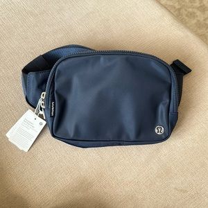 lululemon everywhere belt bag large 2L true navy color